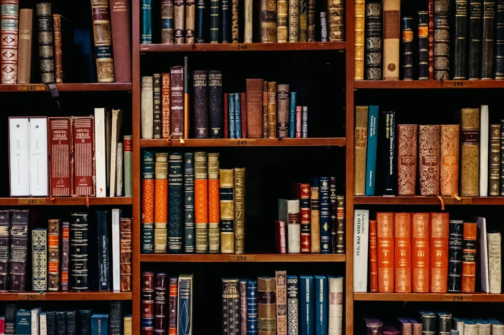 Biblioteca jurídica con volúmenes de legislación