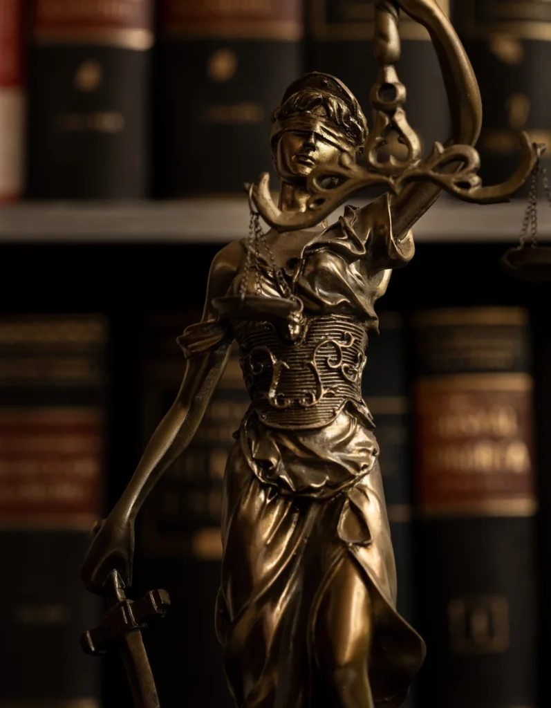 Figura de la justicia en un despacho de abogados