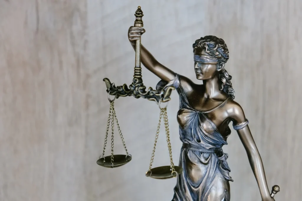 Figura de la justicia sosteniendo la balanza