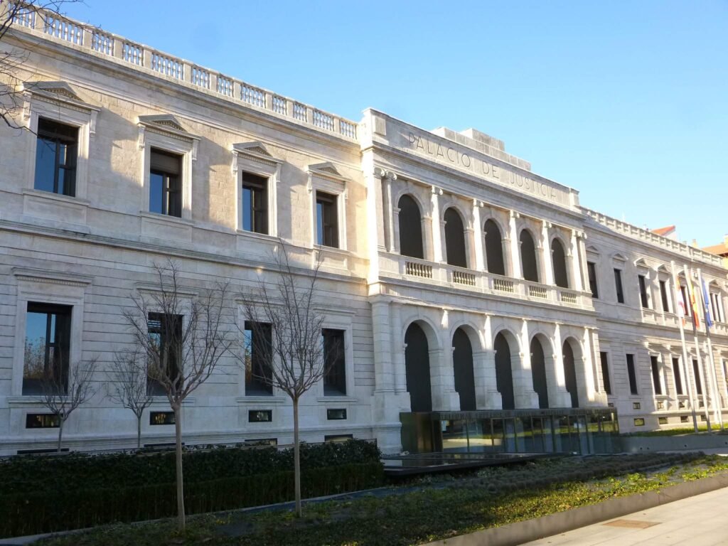 Fachada de piedra de un Palacio de Justicia español con el rótulo grabado